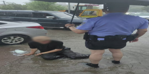 南岗警方暖心救助三名群众