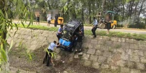 电动车失控入沟内　民警“闪现”救援