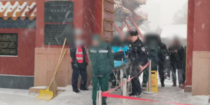 南岗分局民警巡逻中暖心救助摔伤外地游客