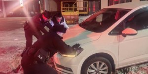 【春节我在岗】群众车辆陷雪受困，巡逻民警火速驰援解民忧