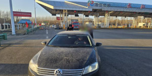 南岗分局长江路公安检查站救助 民警暖心护航道路平安