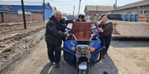 一次推车暖民心 冰城民警及时帮助群众脱困